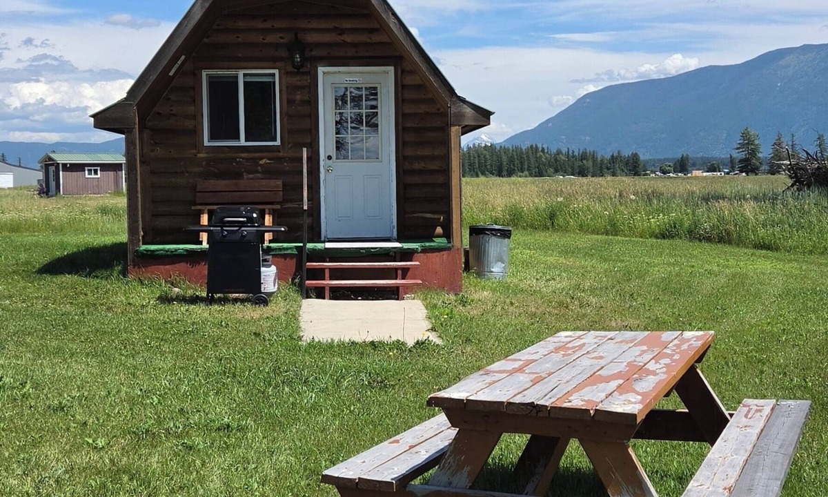 Whitefish Cabin | Vacation Cabin On 5 Acres With Pond . Sleeps 3