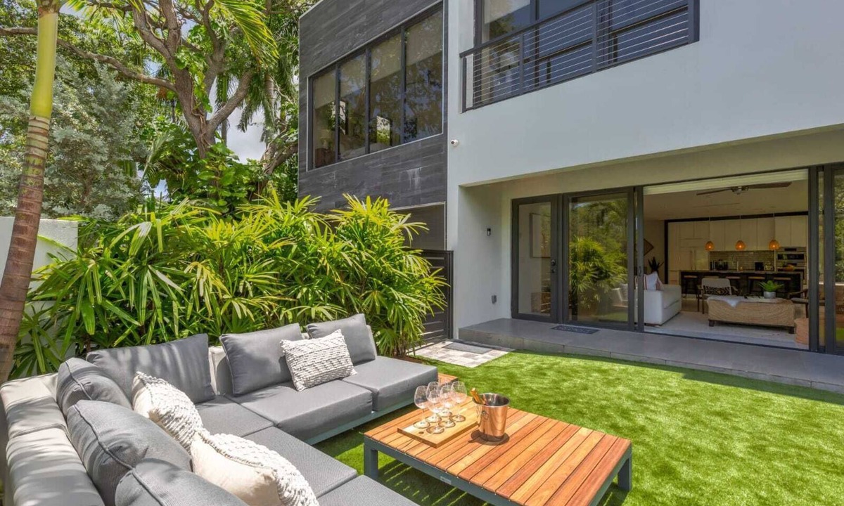 Victoria Park House | Vibe in this Spacious 5-bedroom Mansion in Las Olas Fort Lauderdale/sleeps 14