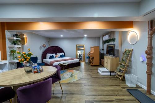 Washington House | VIBES! Free Parking, Piano, King Bed