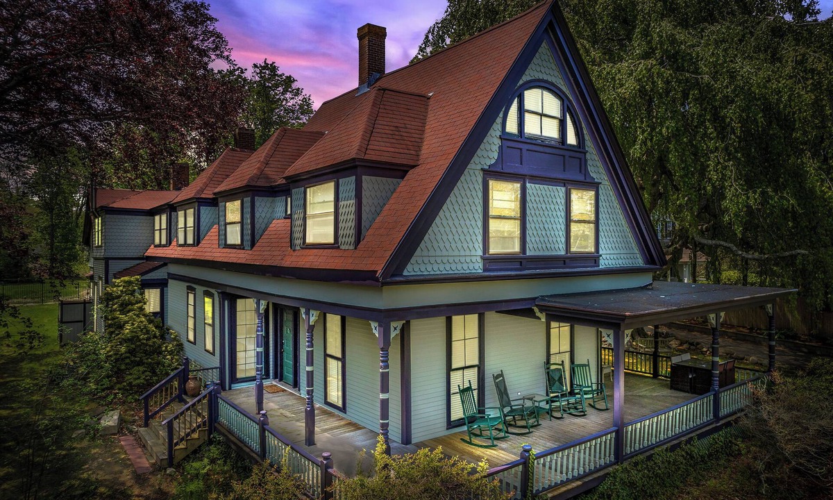 Barnstable Bed & Breakfast | Victorian by the Sea - Marble Suite at Beechwood Manor