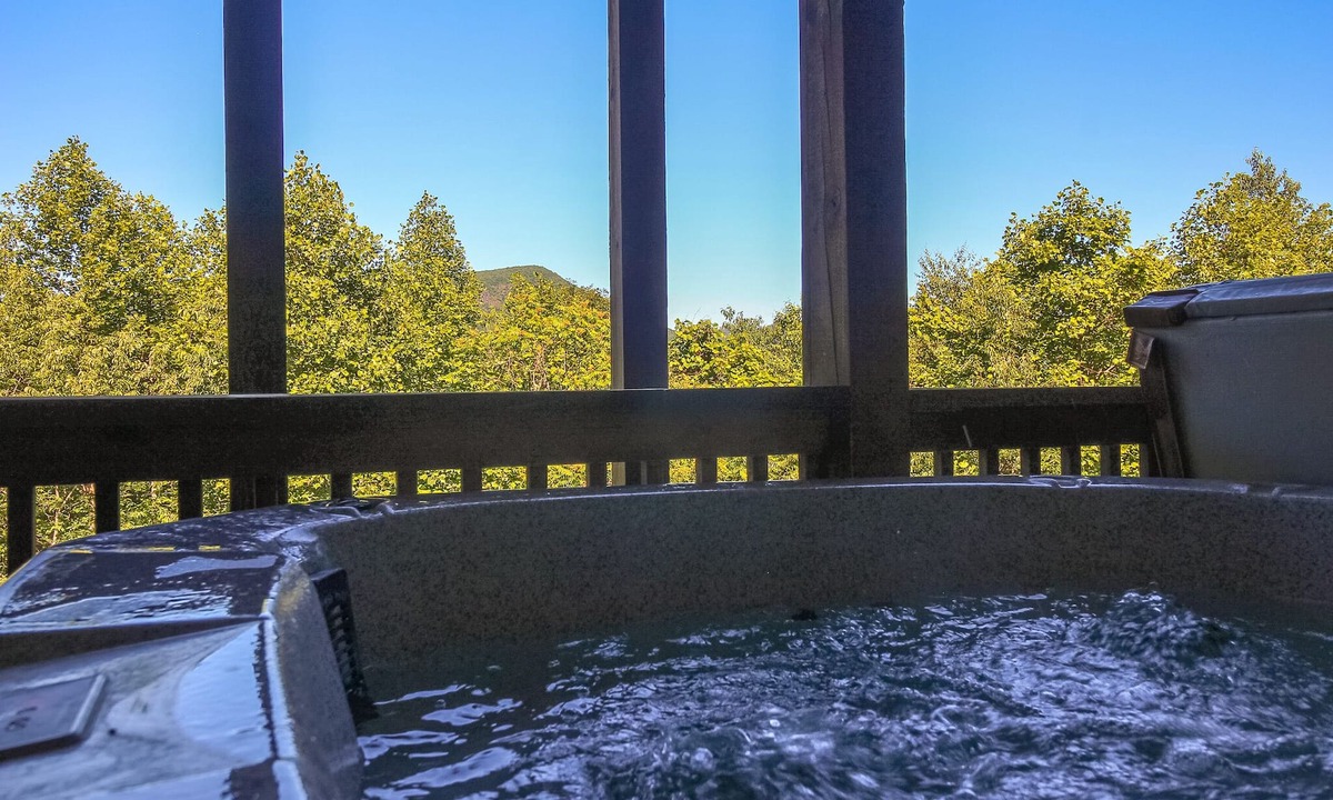 Buck Mountain Cabin | Views & Cool Mtn Breezes-4BR/4BA w/Hot Tub & Pool Table, Near West Jefferson
