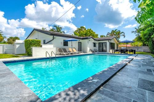 Coral Ridge House | Villa Aura Heated Pool 4 Bedrooms 5 minutes to the Ocean
