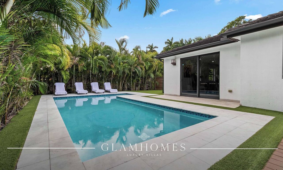 Golden Glades House | Villa Moonlight | Pool Jacuzzi BBQ Pickleball