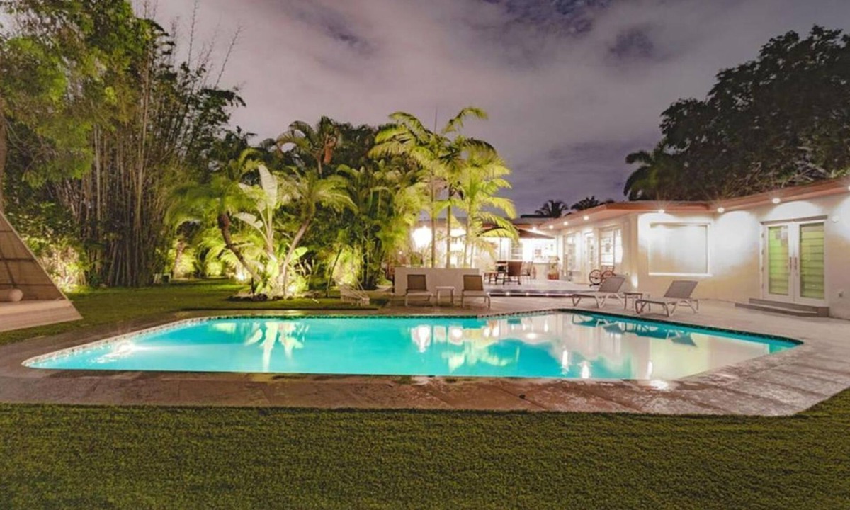 Golden Glades House | Villa Oahu Basketball Fire Pit Mini Golf