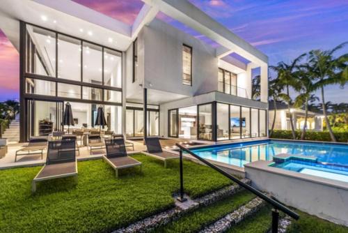Hallandale Beach House | Villa Okasa Modern Marvel with Pool Jacuzzi Pool Table BBQ