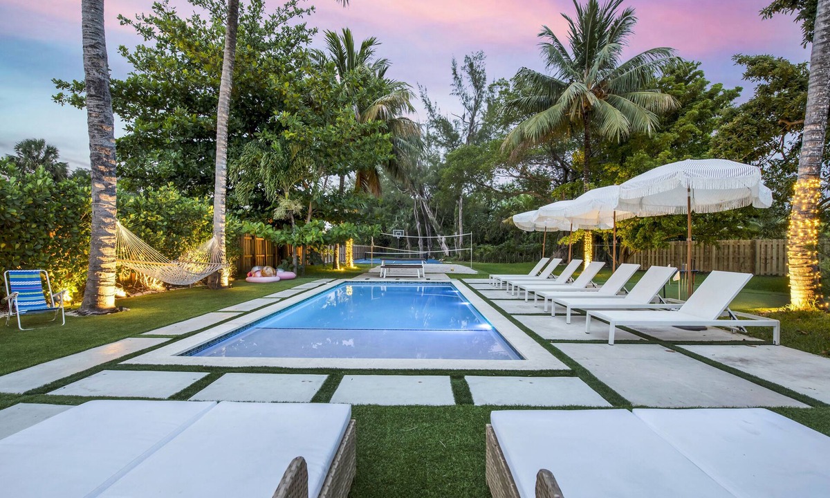 North Miami Villa | Villa Parque 7BR Pickleball/Volleyball/B-ball/Mini Golf