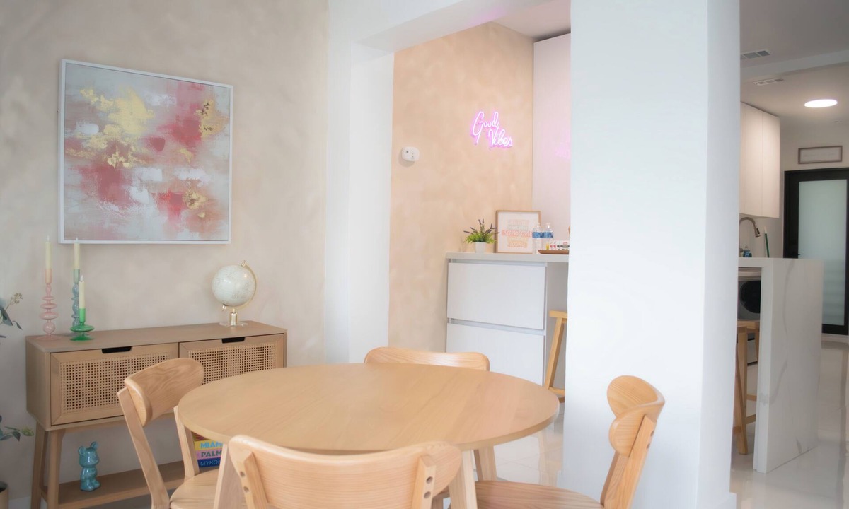 Coral Way House | Villa Roads 2/2 King Bed, Laundry Coral Gables, Brickell, Little Havana, Airport