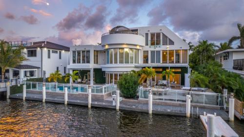 Coral Ridge Villa | Villa Seminole Luxurious Waterfront Retreat with Pool Gym Hot Tub