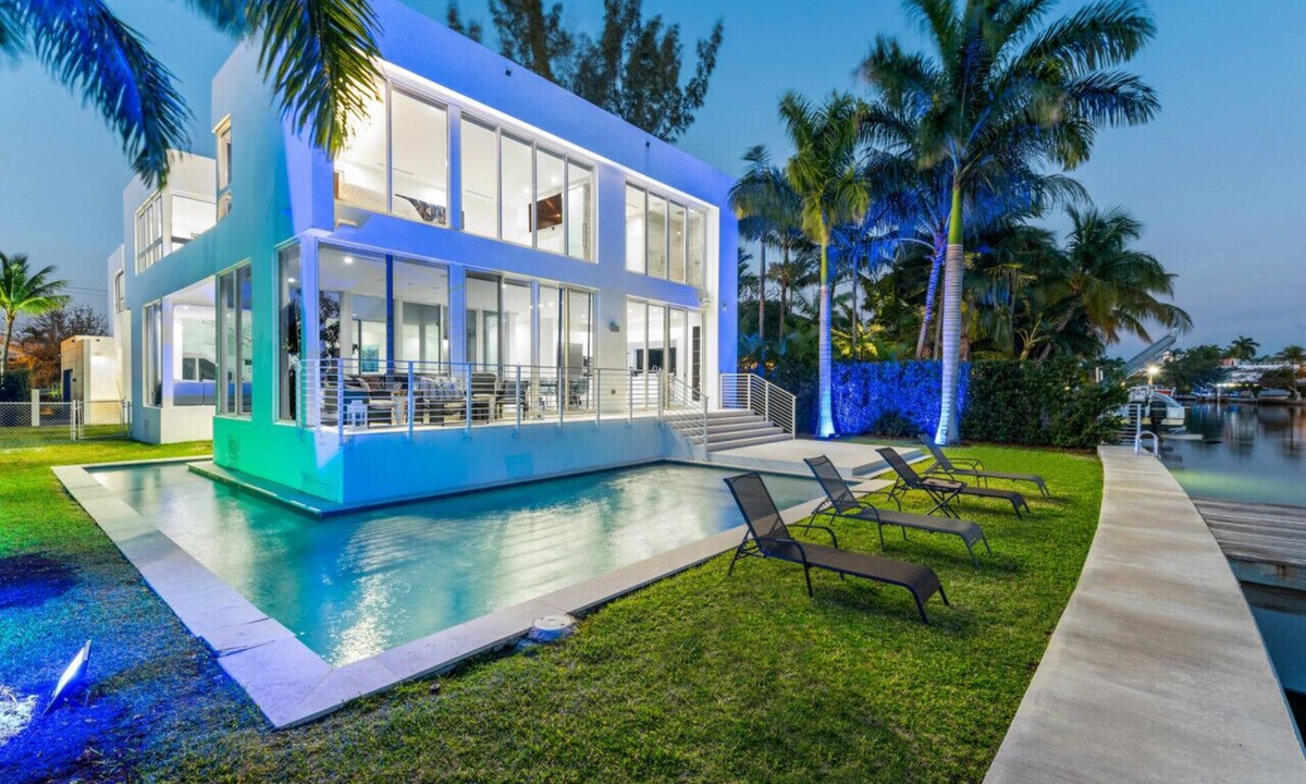 North Bay Village Villa | Villa Shore - Stunning Modern Villa on the Shores of Biscayne Bay