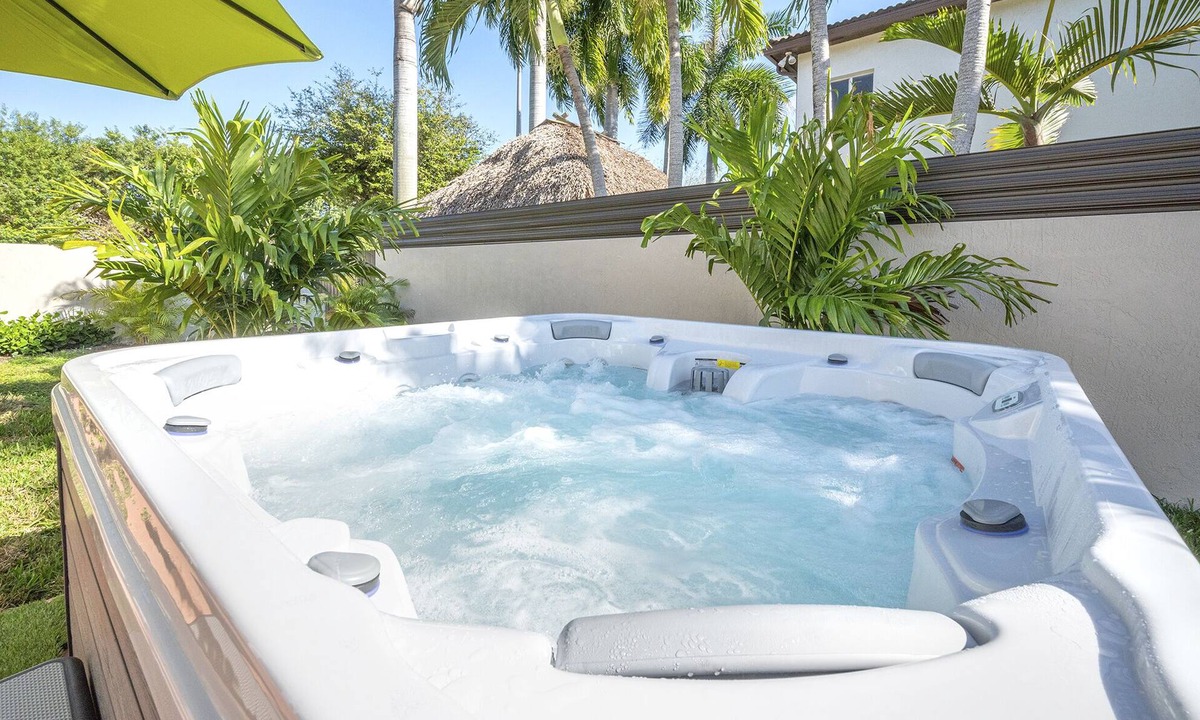 Miami Lakes House | Villa tropical Miami, stay in this 4-bed ,3 bathsnWiFi /fitness room and hot tub
