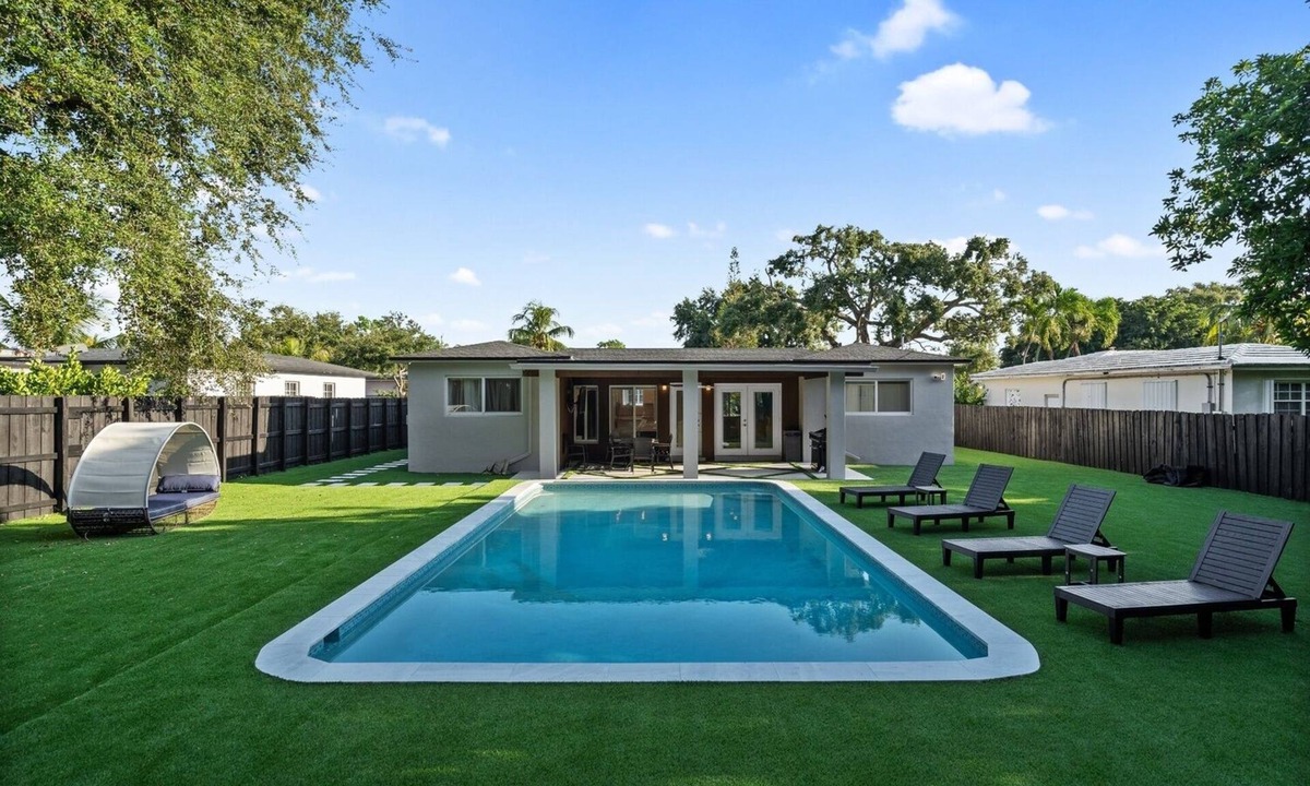 North Miami Villa | Villa Verde: Your Hidden Luxury Paradise with Private Pool