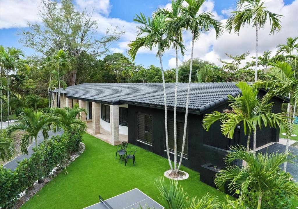 North Miami Villa | VillaKobo-Channel Castle Tennis court Salted pool