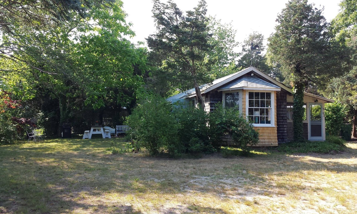 East Chop House | Vineyard Cottage Charm, Walk to Beach, On Bike Path, Near Town