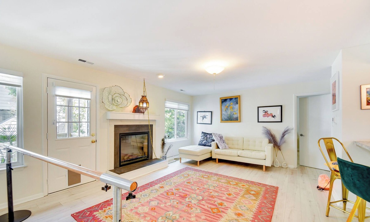 Northeast Virginia Beach Condo | Virginia Beach Condo w/ Balcony, 1 Block to Beach!