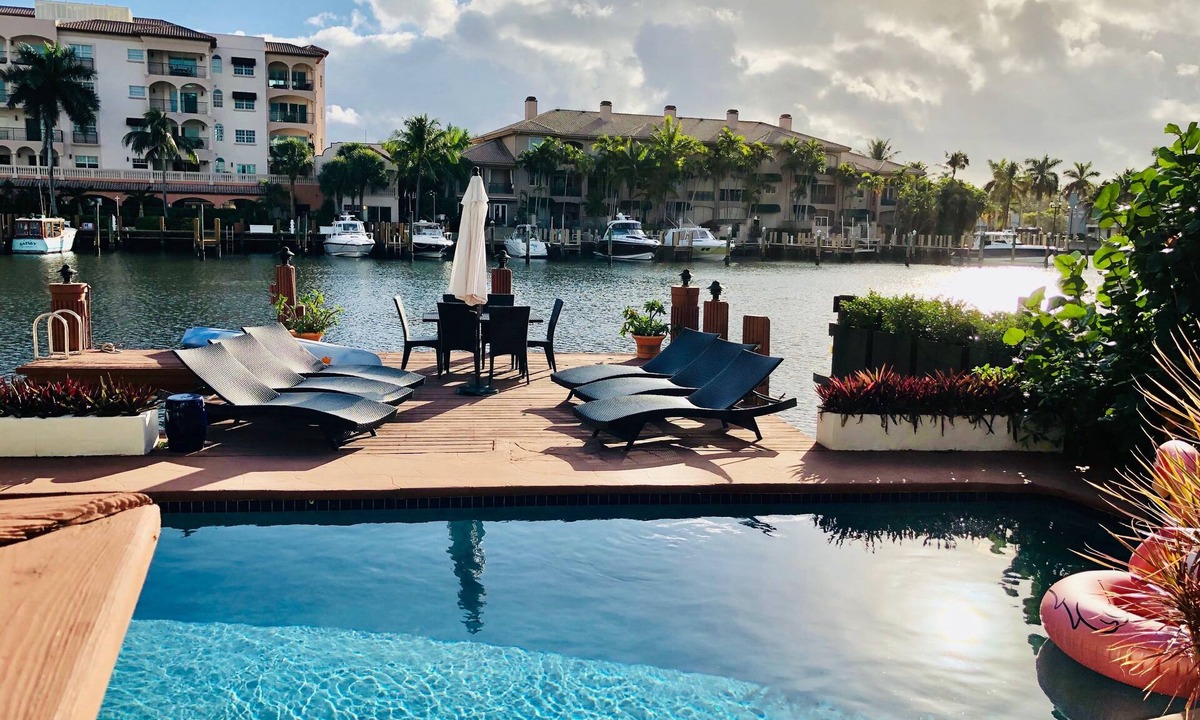 Hendricks and Venice Isles House | VOTED BEST FORT LAUDERDALE LOCATION! WALK TO SHOPS, RESTURAUNTS, & BEACH.
