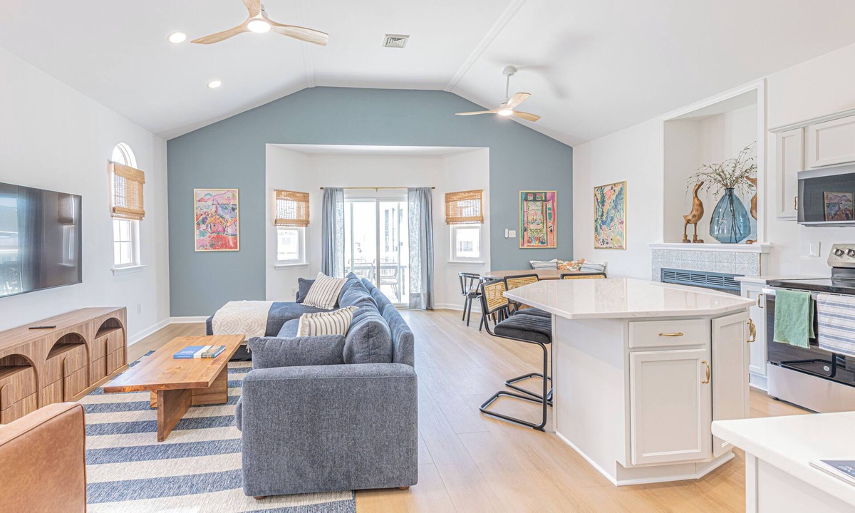 North End House | Walk to beach and shops! 3BR/2BA, sleeps 10, Pet Friendly, linens included