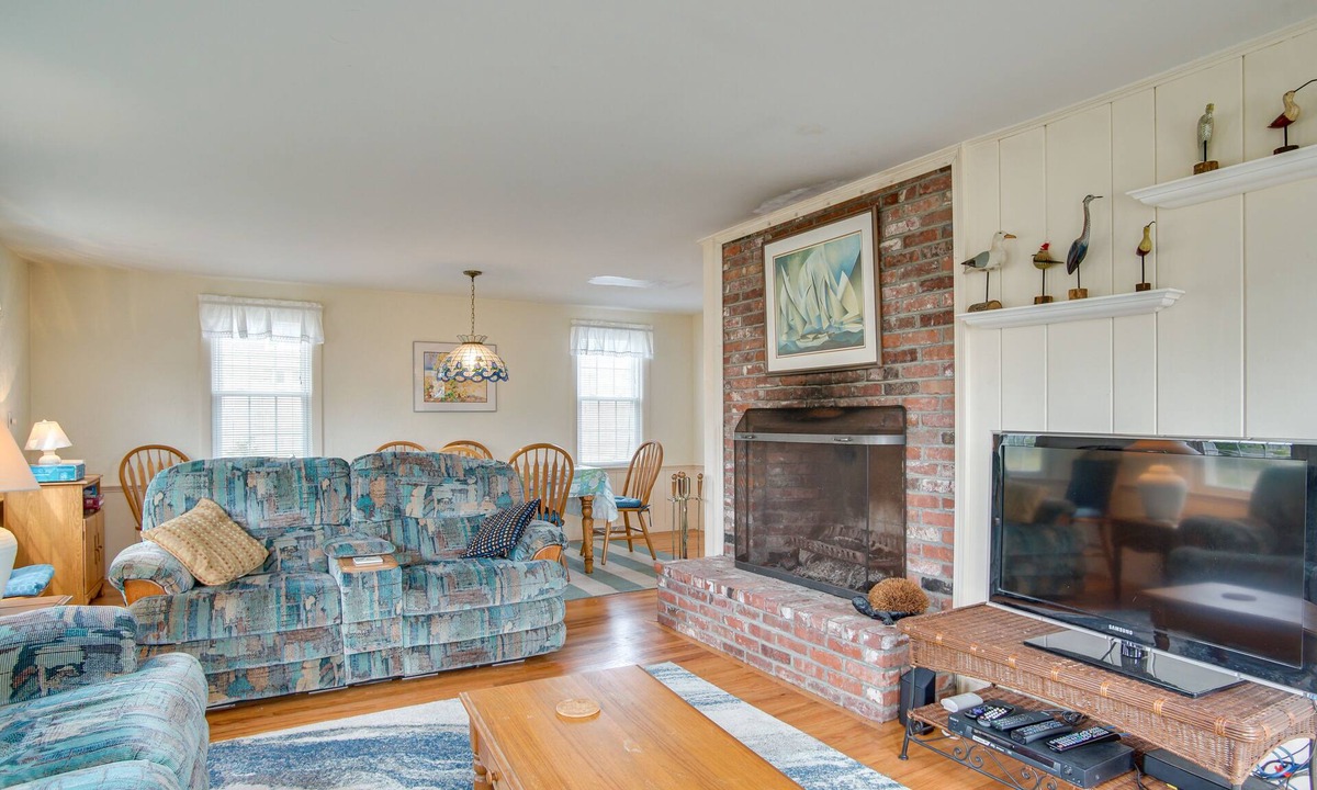 West Chatham House | Walk to Beach: Chatham Gem w/Ocean-View Sunroom!