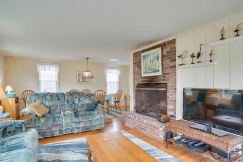 West Chatham House | Walk to Beach: Chatham Gem w/Ocean-View Sunroom!