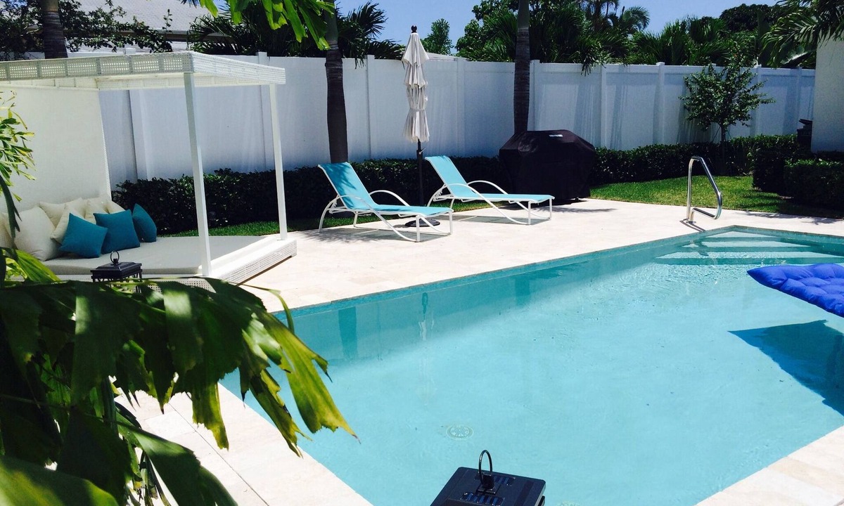 Delray Beach Villa | WALK to BEACH & DOWNTOWN-only 3 bks to ATLANTIC Ave-SO PRIVATE-Heated Salt Pool
