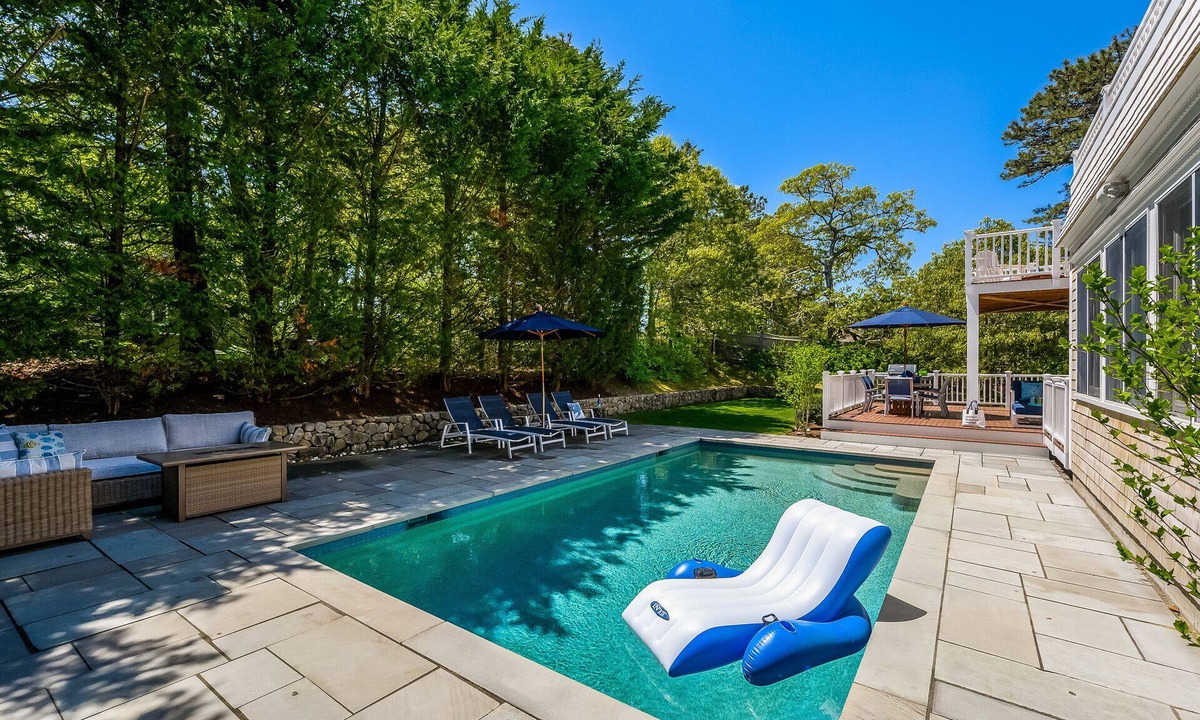 West Chatham House | Walk to Beach, Heated pool, AC, WiFi, modern coastal decor, dog friendly