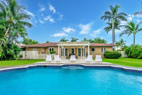 Hollywood Lakes House | Walk to Beach Luxury 5BR & 3BA Villa Hollywood Lakes