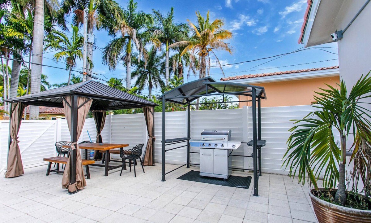 Hollywood Lakes Villa | WALK to Beach Luxury Villa in Hollywood Lakes