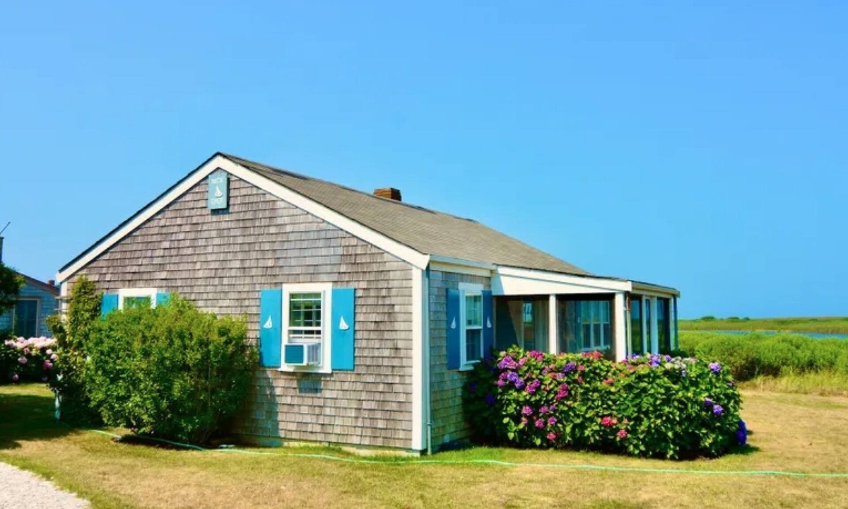 Nantucket Cottage | Walk to Cisco/Charming cottage and garage apt on Hummock Pond
