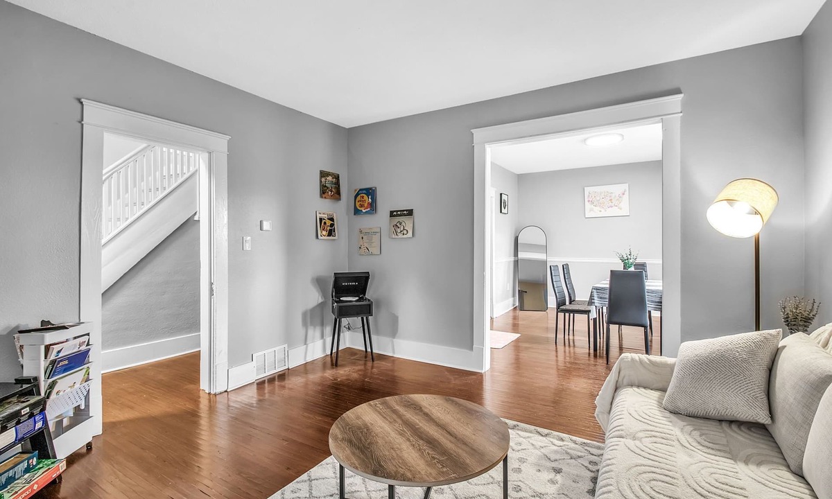 Downtown Niagara Falls House | Walk to Falls & Casino丨 Newly Renovated 丨 King Bed 丨 Pet Friendly丨Smart Toilet