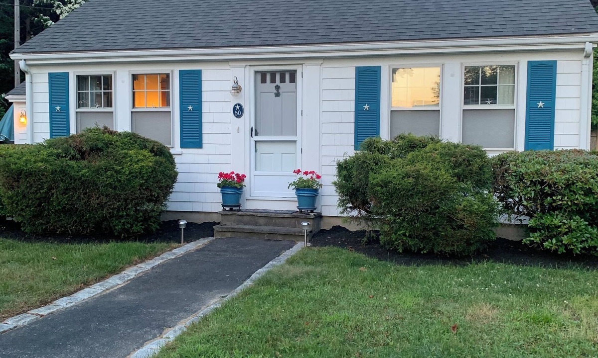 Teaticket House | Walk to harbor, Martha’s Vineyard ferry, restaurants , shops, events & fishing
