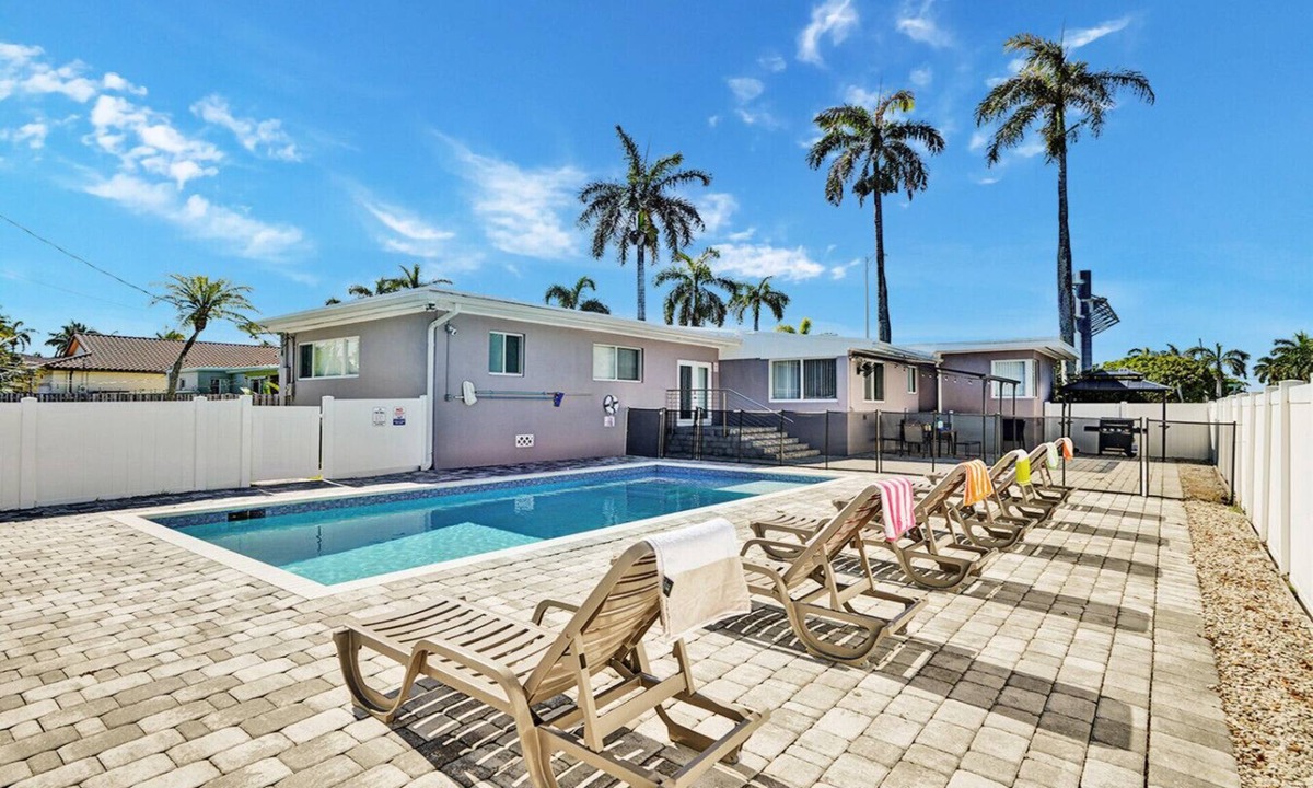 Hollywood Lakes Villa | Walk to Hollywood Beach Stylish 5BR and 4BA Villa