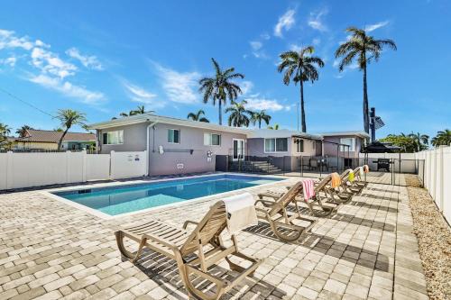 Hollywood Lakes Villa | WALK to Hollywood Beach Stylish 5BR and 4BA Villa