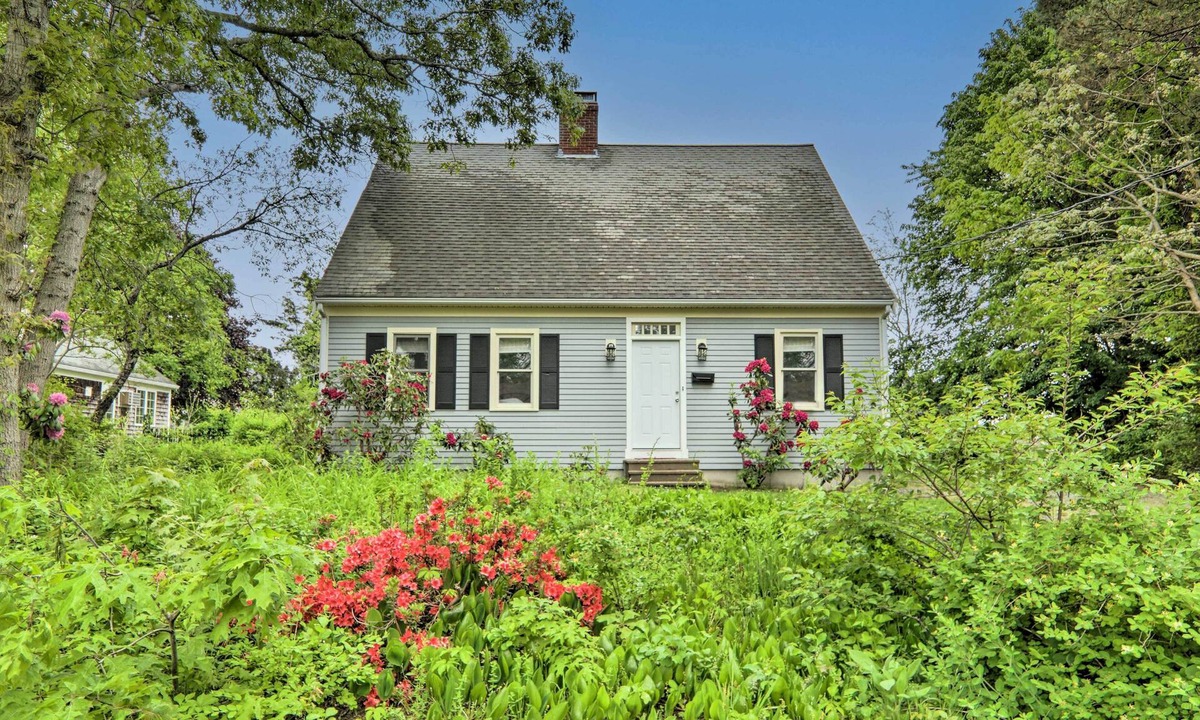 Hyannis House | Walk to Main Street: Cottage w/Sunroom in Hyannis
