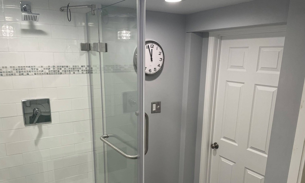 Braintree Apartment | Walk to the commuter rail from this pet friendly one bedroom apartment