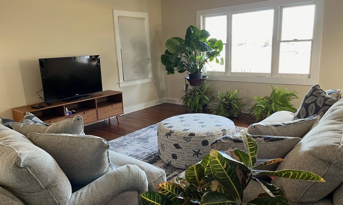 Kilmarnock Cottage | Water front estate on farm cidery. Pet friendly with inviting private beach.