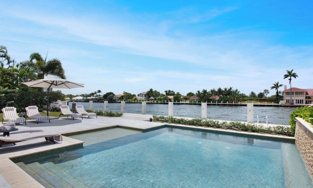 The Landings Villa | Waterfront Villa- 8min walk to the beach - Heated Pool- Gym - Outdoor BBQ grill