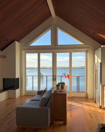 Harbor View - Orient Heights Villa | Waterfront Escape - Close to Airport & Downtown