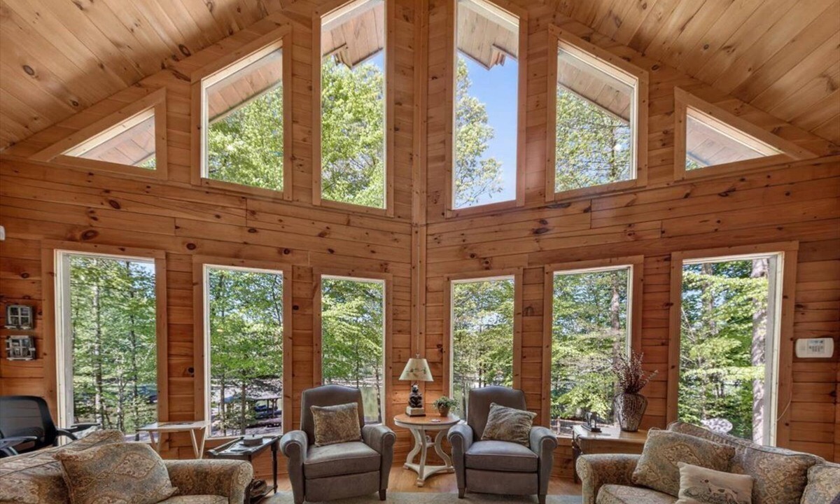 Bumpass House | Waterfront Log Cabin with Boathouse, sandy beach and firepit on Lake Anna