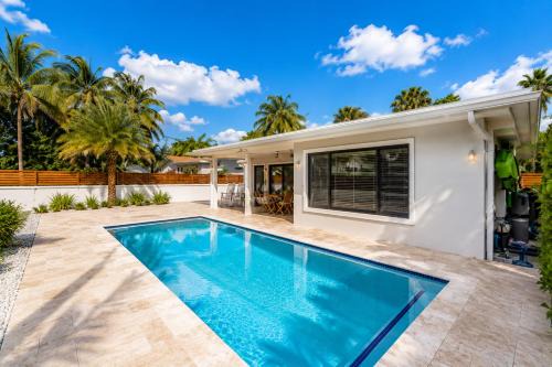Riverside Park Apartment | Waterfront Luxury 3BD Home With Pool & hot tub