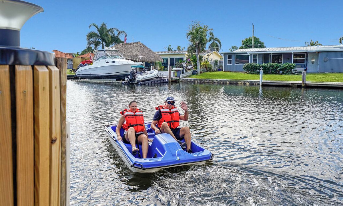 Argonaut Isle House | Waterfront Retreat Near FLL/Hollywood/Dania - 2BR w/BBQ, Kayaks & Beach Access