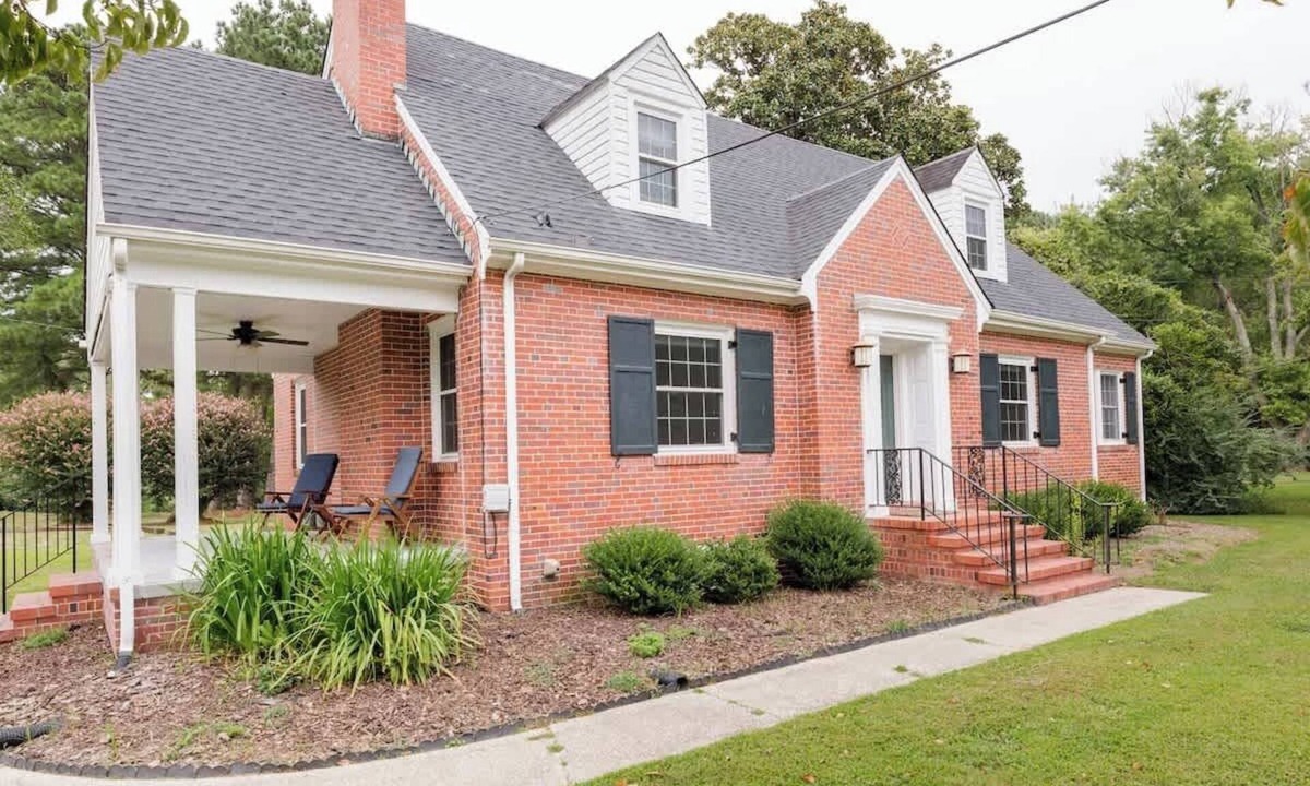 Weems House | Waterfront Retreat with Office and Private Dock, Boats!