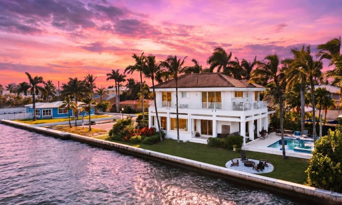 Hollywood Lakes House | Waterfront Villa, Steps to Beach
