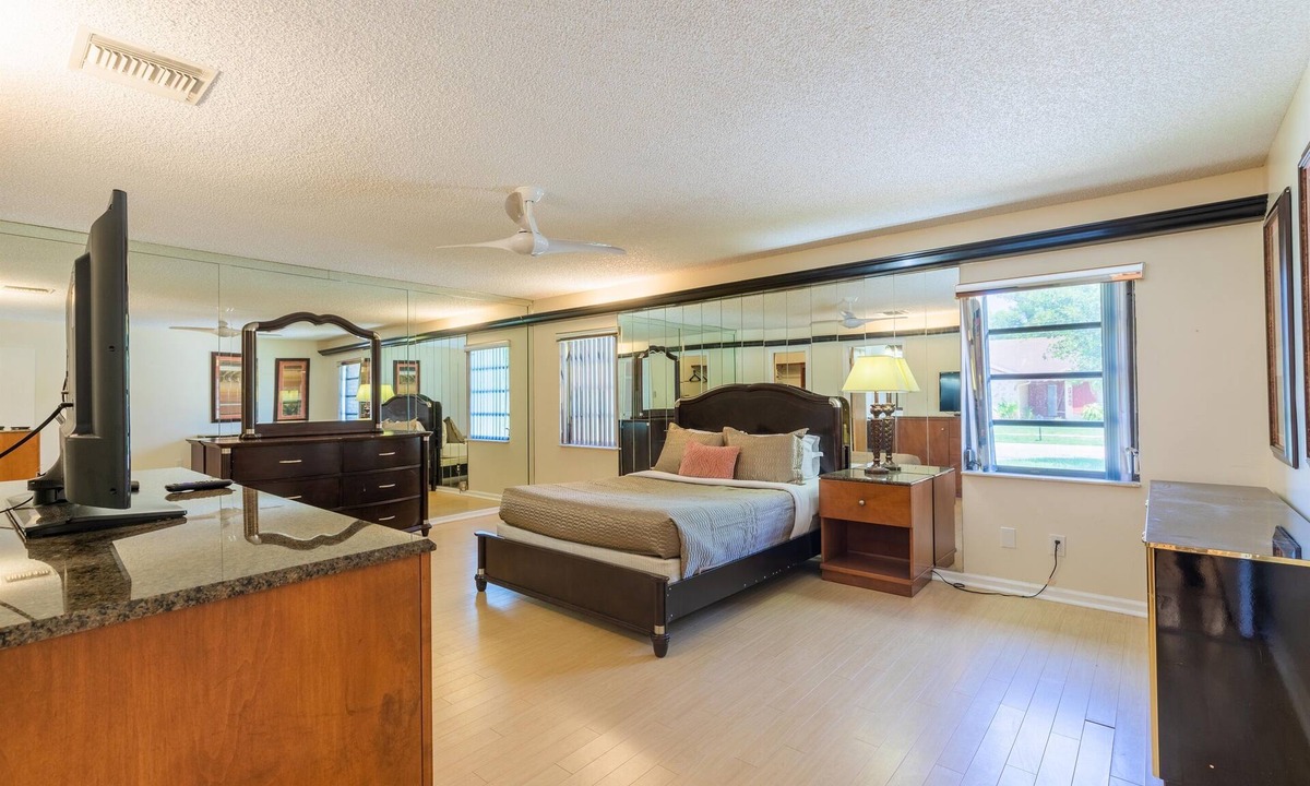 Tamarac House | Waters Edge Manor | Lake View + Pool!