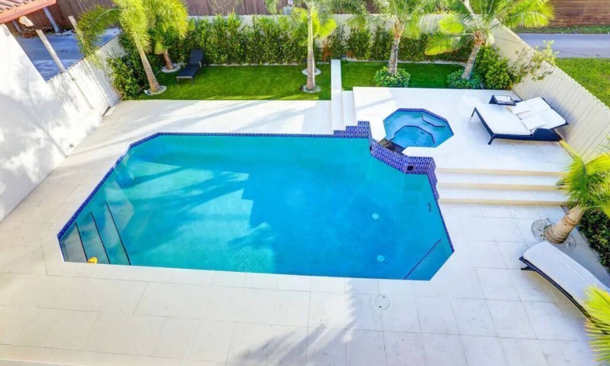 Hollywood Lakes House | Waterview Mansion in Hollywood Lakes
