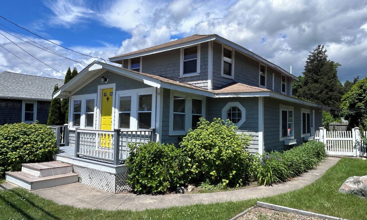 Mattapoisett Center Cottage | Welcome to Mattapoisett's Quahog Shack at Crescent Beach centrally located on Angelica Avenue!