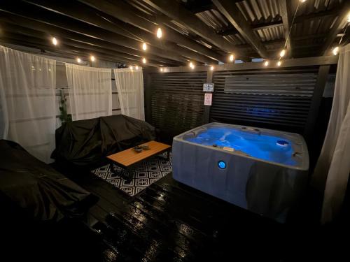 West Little River House | Welcome to Miami! JACUZZI SLEEPS 11