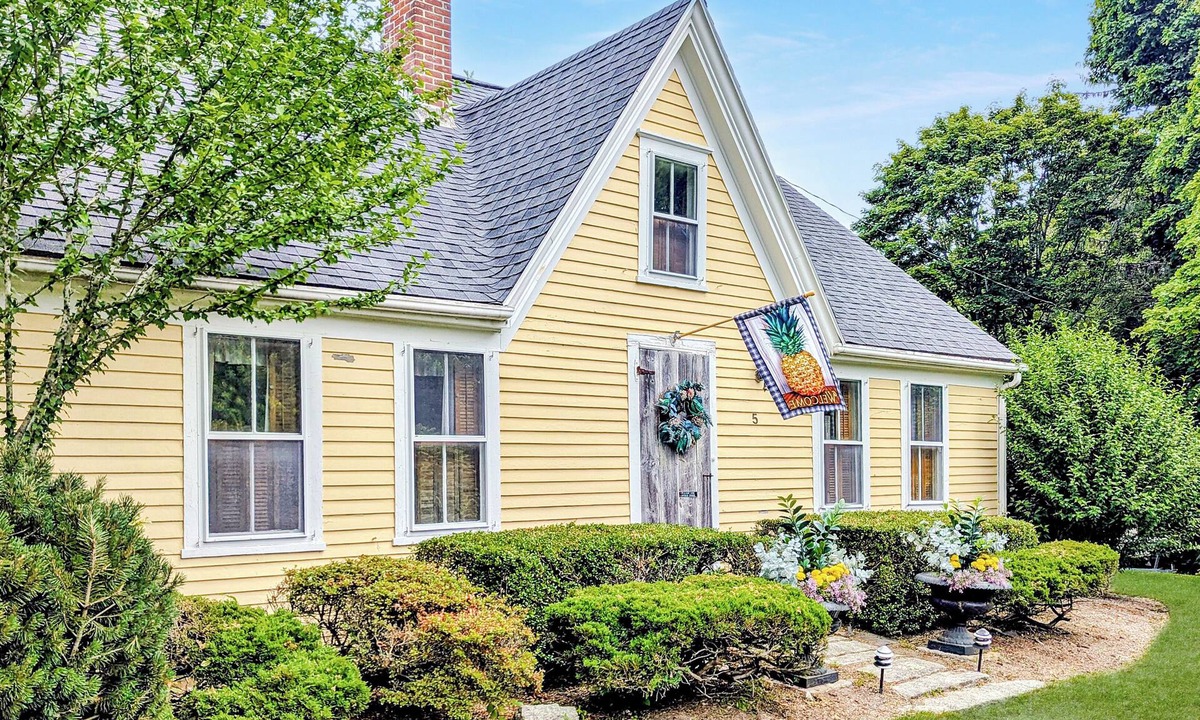 West Falmouth House | West Falmouth-3 Bd, close to Shining Sea Bikeway, pet friendly!
