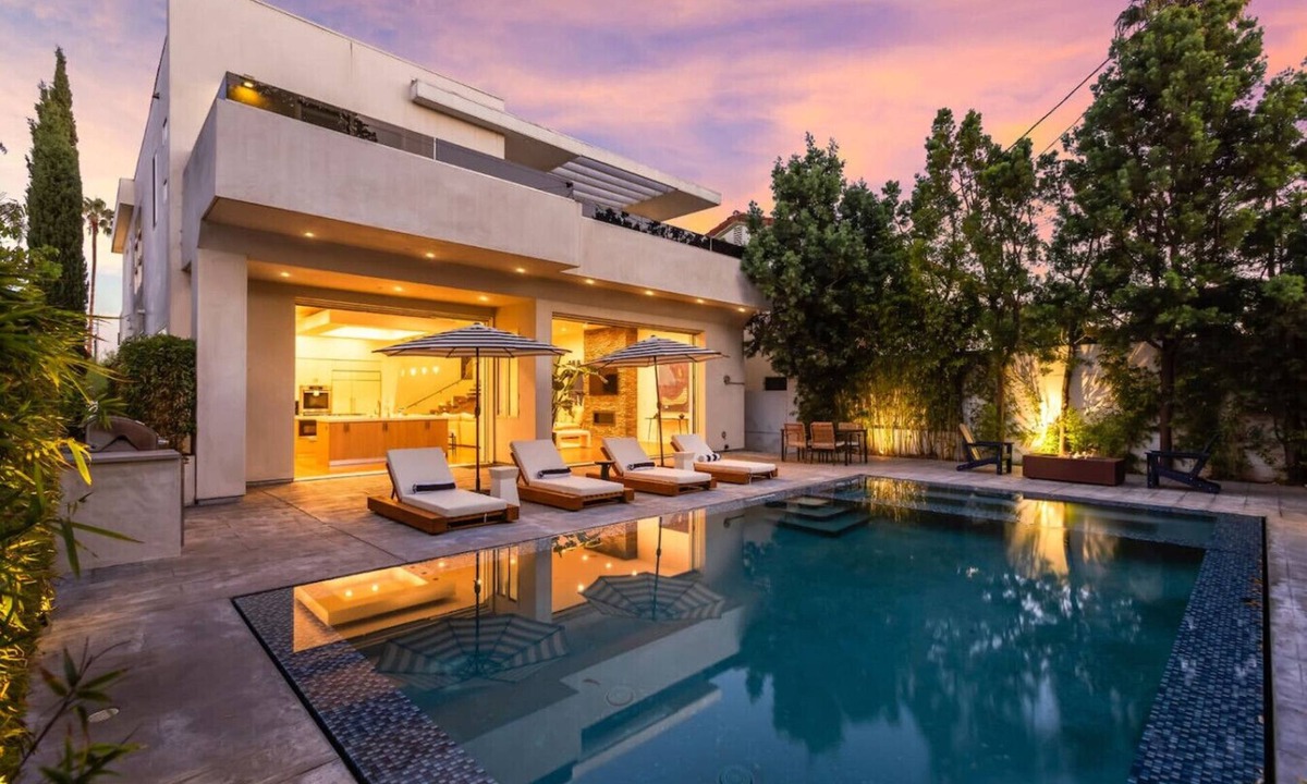 Fairfax District House | West Hollywood Haven: Pool, Chef’s Kitchen & More