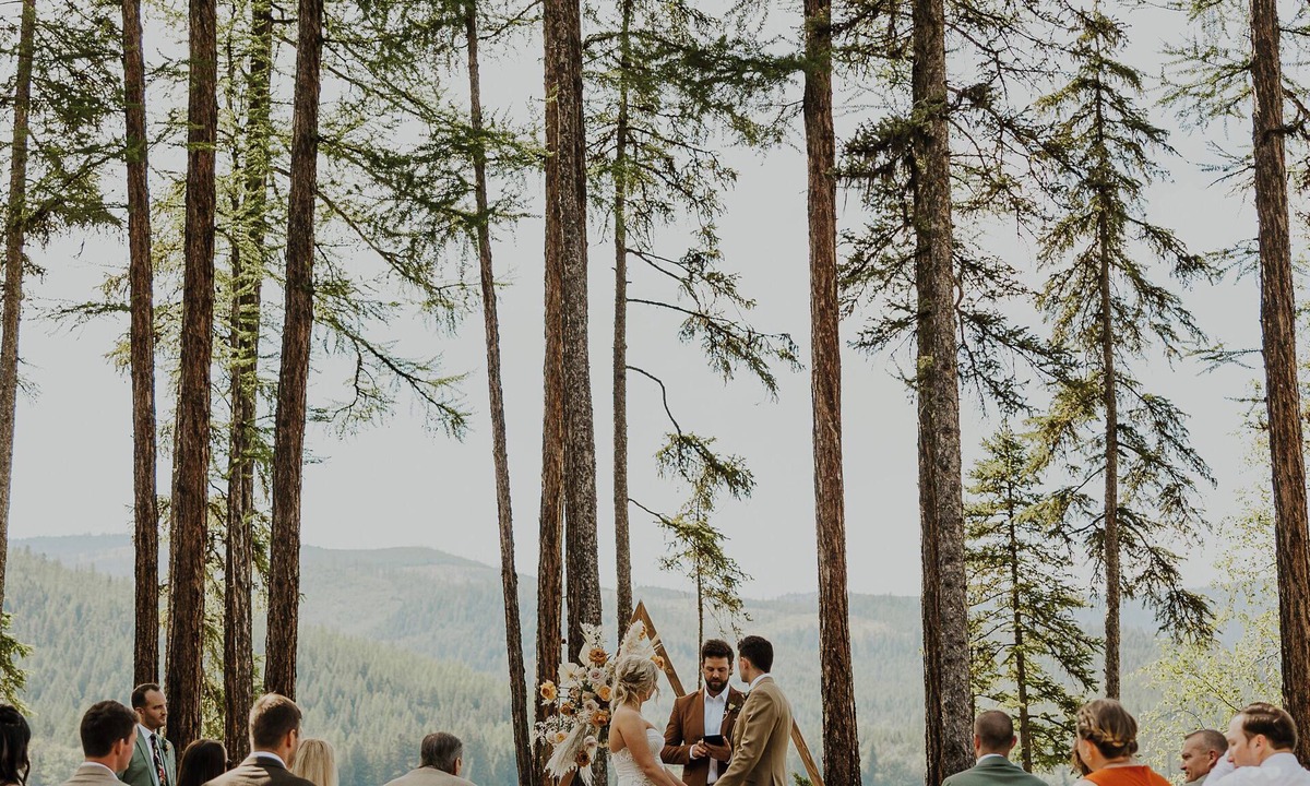 Marion House | Where lake days are long and everyone has a place to stay. Entire Estate property including the Large Custom Log Home and the Boat Motel on 50 Acres, Sleeping 26 Total