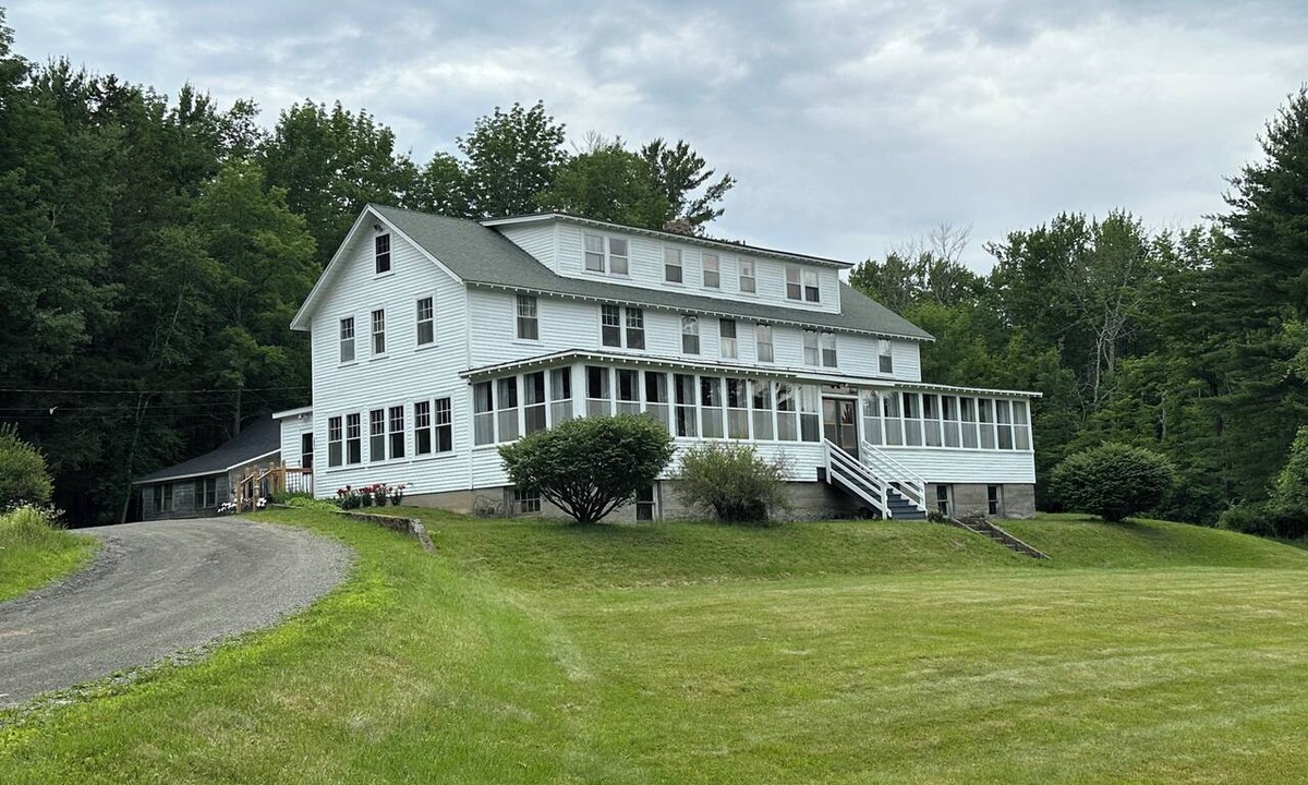 Town of Grafton House | White Lily Lodge 50 acre estate with private lake