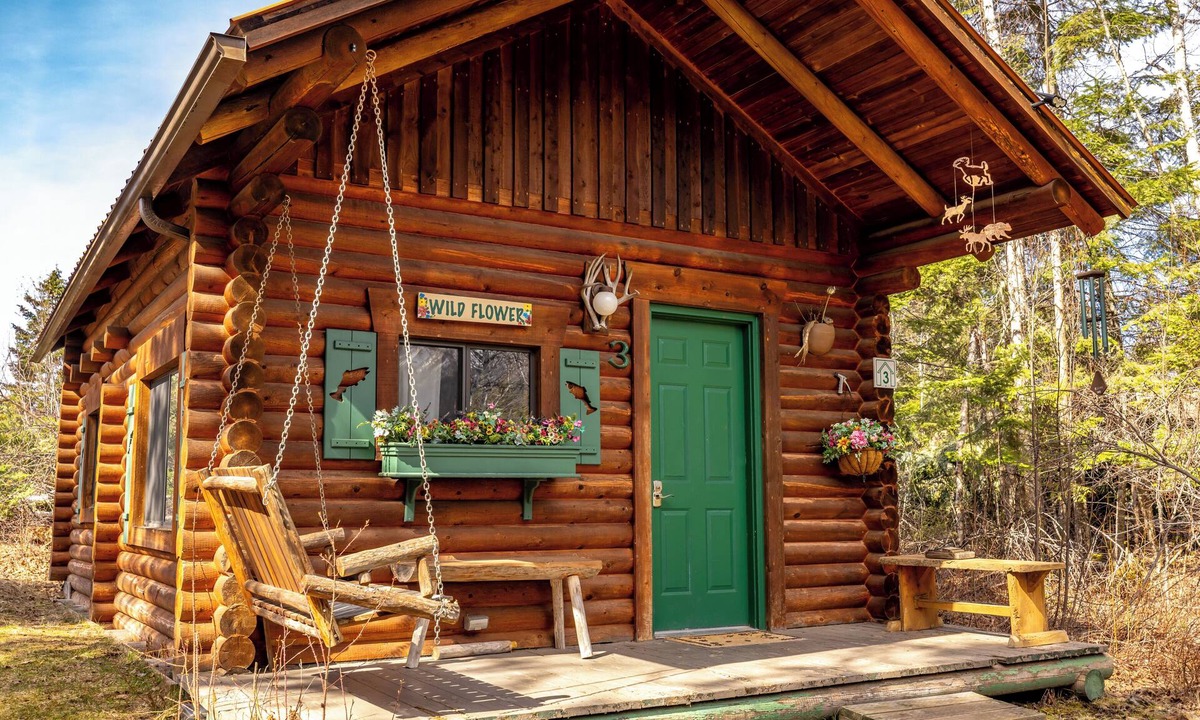 Bigfork Cabin | Wildflower Log Cabin with firepit & mountain views